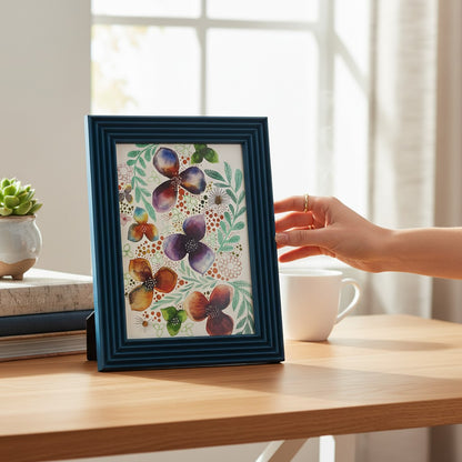 Renkli Kareler dark blue ribbed wooden 15x21 cm photo frame with floral art inside.